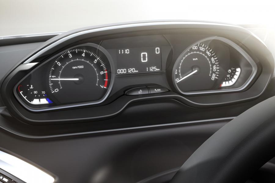 Панель приборов Peugeot 2008 2019 года  (LA) (фото 6 из 14)